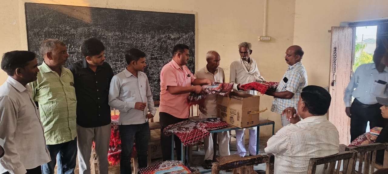 Giving gifts to loved ones on the occasion of Diwali